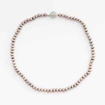 Pearl necklace with cultured freshwater pearls, silver clasp.