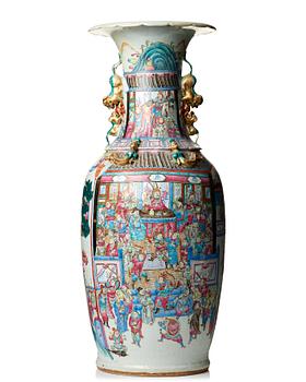 817. A massive famille rose Canton vase, Qing dynasty, 19th Century.