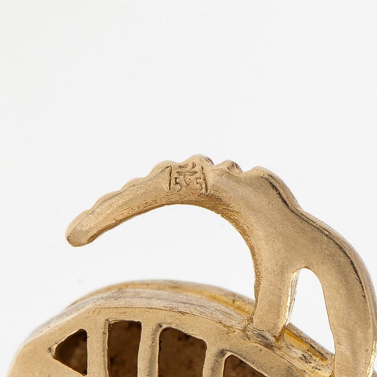 Necklace in 14K gold, with a pendant in the shape of a scarab.