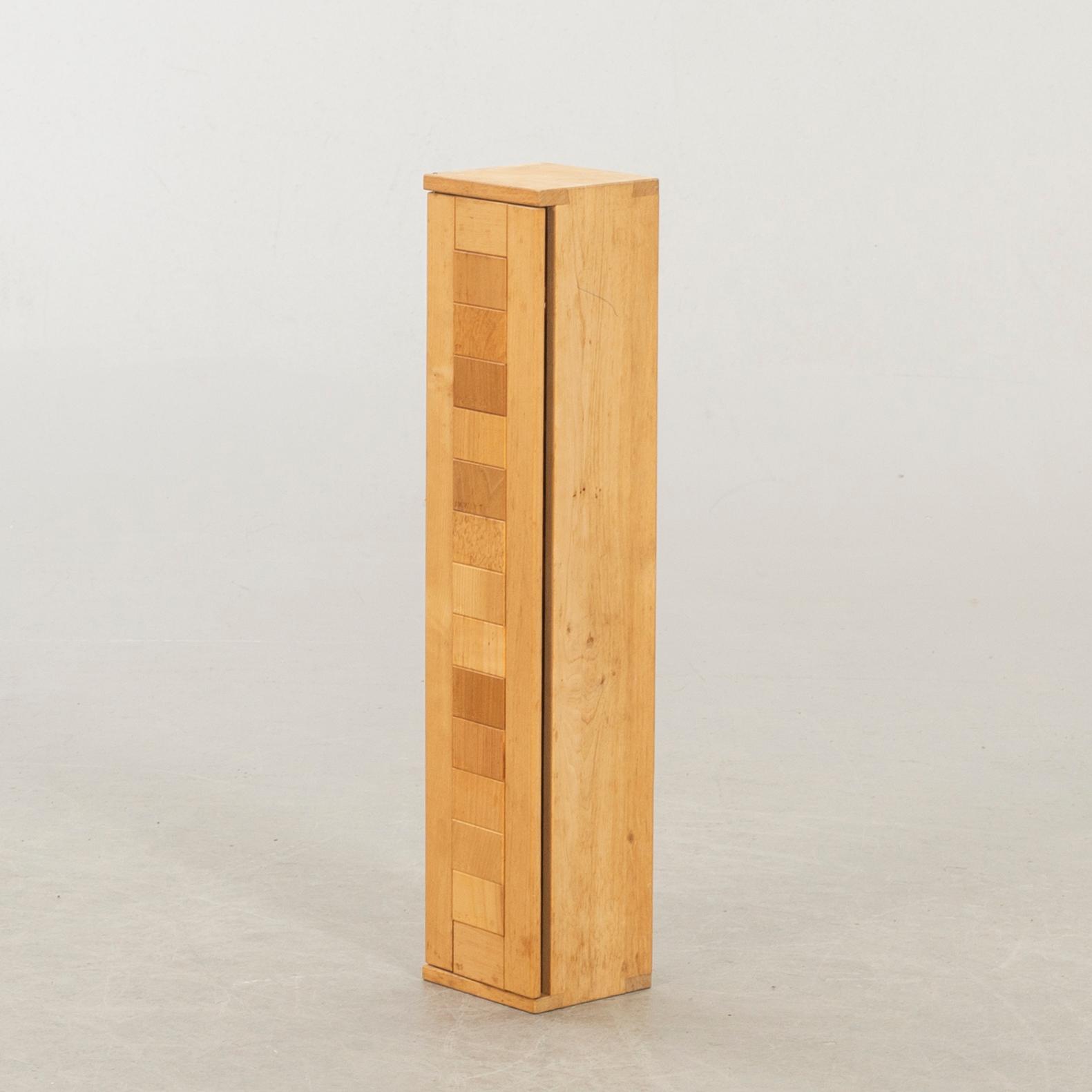 VÄGGSKÅP MED TRÄPROVER, design troligen Olof Pira.