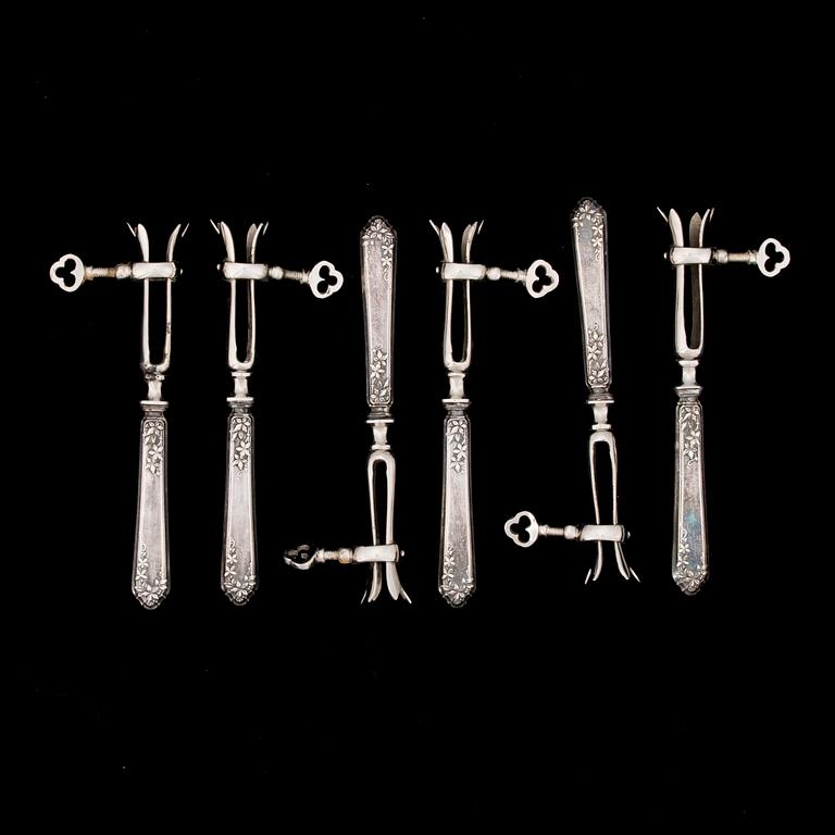 LAMMKOTLETTSHÅLLARE, 6 st, skaften ostämplat silver, troligen Frankrike, 1800-talets slut.
