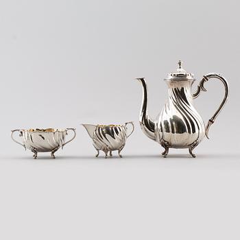 KAFFESERVIS, 3 delar, silver, sannolikt Tyskland, 1900-talets första hälft. Vikt ca 1329 gram.