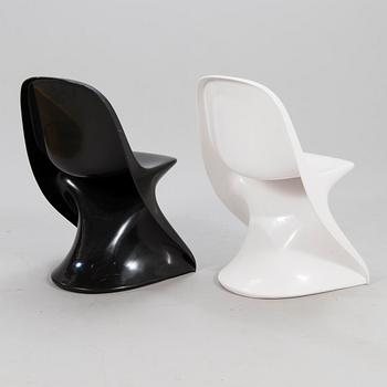 A pair of children's chairs, plastic, 'Casalino', design Alexander Begge for Casala, Germany. Late 20th century.