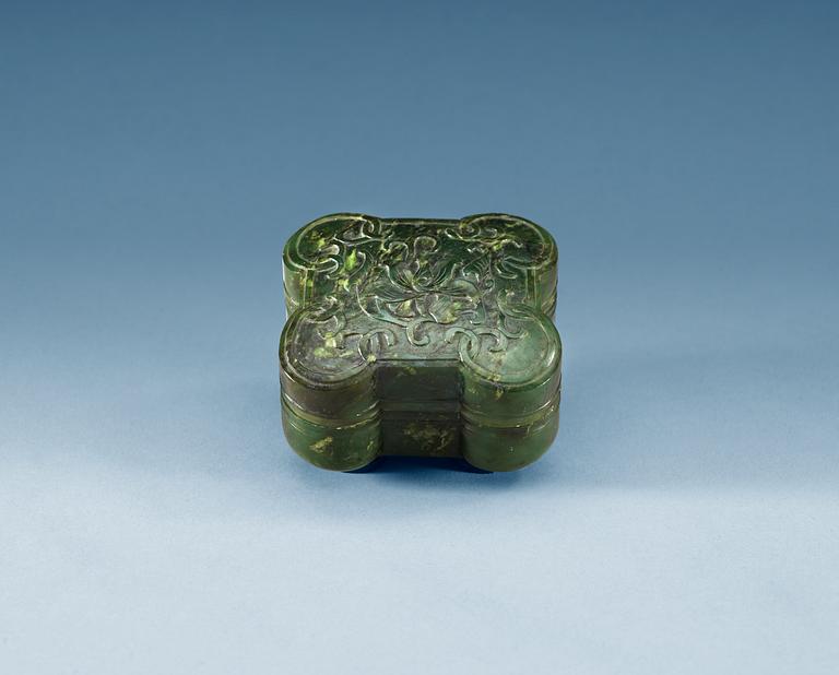 A finely carved jade box with cover, Qing dynasty.