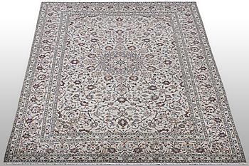 A carpet, Kashan, ca 305 x 198 cm.
