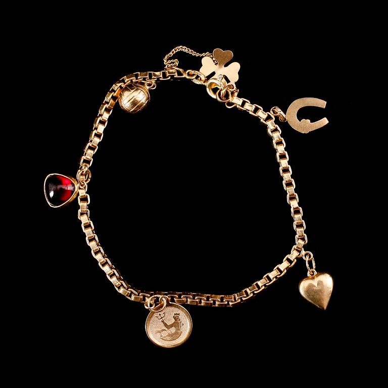BERLOCKARMBAND, 18 k guld, med 6 berlocker. Total vikt ca 9 gram.