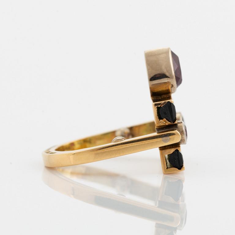 Mats Eskils, ring, Stockholm 1989, 18K rödguld, turmalin och rubiner.