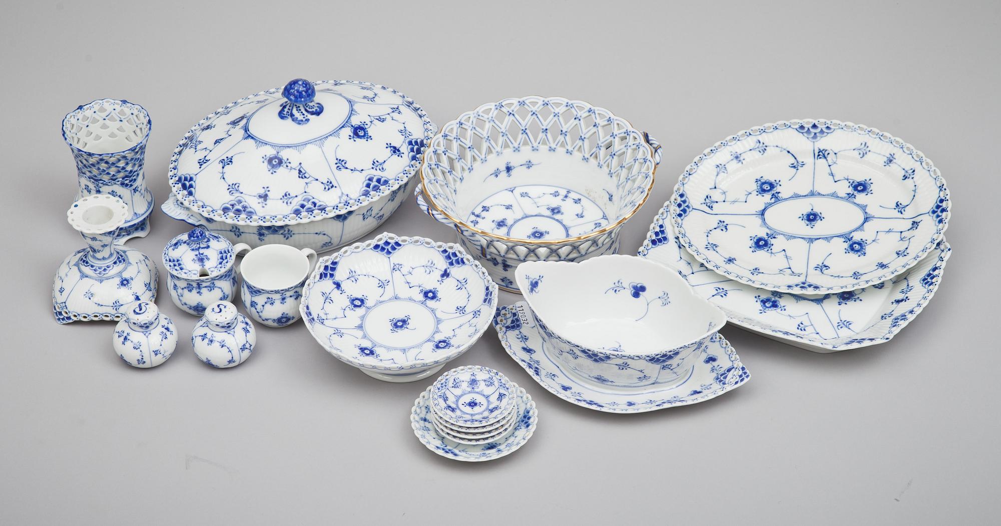 SERVISDELAR, porslin, "Musselmalet", Royal Copenhagen, 43 delar, 1900-talets andra hälft.