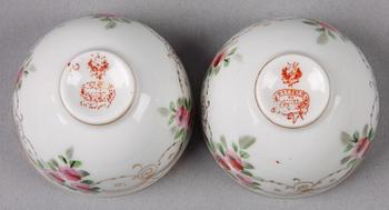 KOPPAR MED HÅLLARE, ett par, porslin resp silver, Ryssland resp Turkiet. Tidigt 1900-tal.