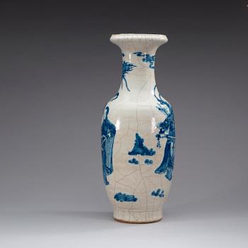 A blue and white ge-glazed vase, Qing dynasty, 19th Century.