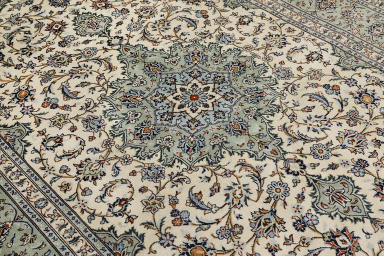 A Keshan carpet, 310 x 206 cm.