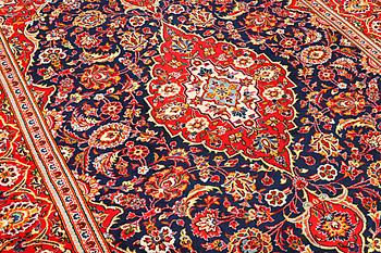 A Kashan carpet, c. 305 x 200 cm.