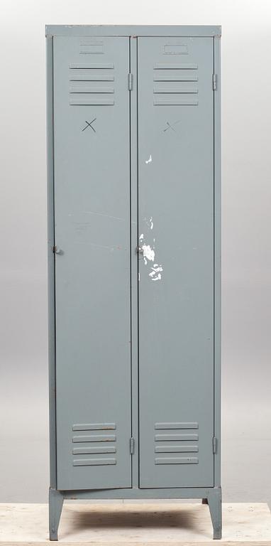 KLÄDSKÅP, plåt. 1900-talets andra hälft.