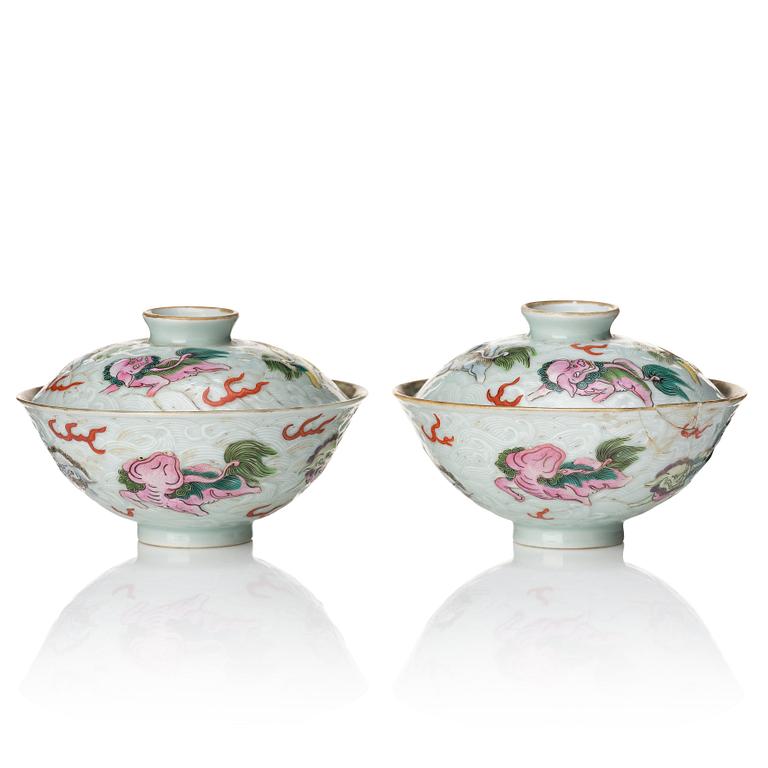 A pair of porcelain cups with covers, Qing dynasty, 19th Century.