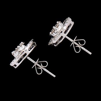 ÖRHÄNGEN, 1 par, 18K vitguld, diamanter tot ca 0.87 ct.