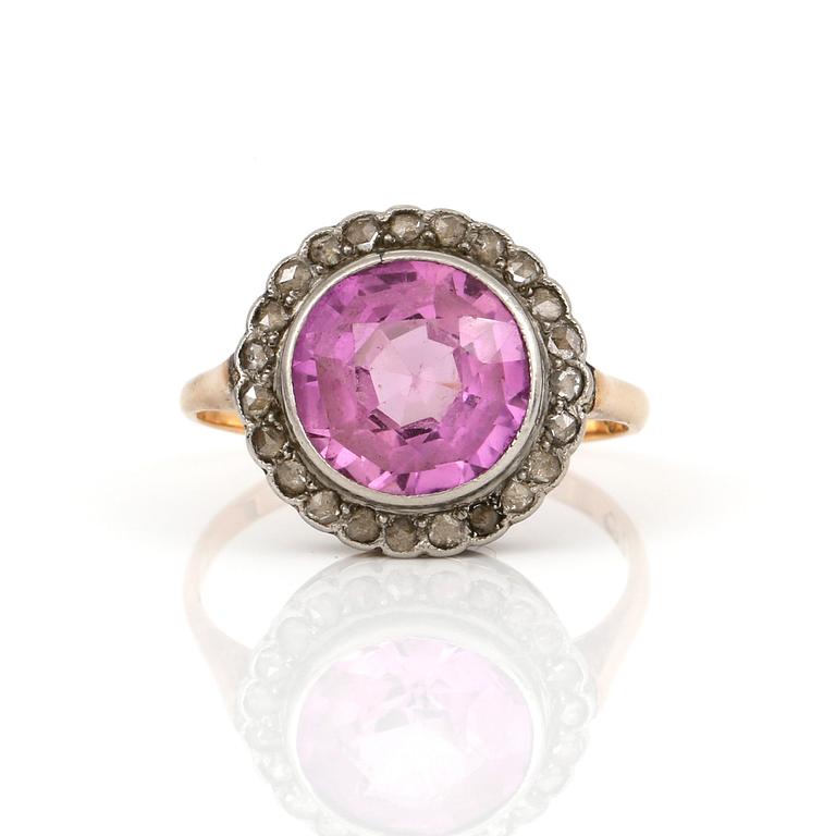 RING, 18K guld och troligen silver, med rosa safir ca 3.50ct och rosenslipade diamanter, Sverige 1919. Vikt 3,7 g.