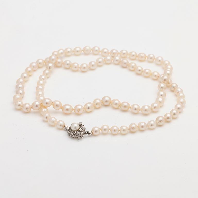 Necklace of cultured pearls, clasp of 18K white gold with diamonds.