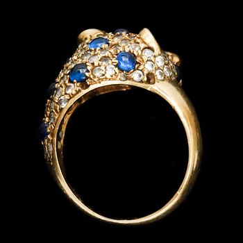 RING, 18 guld med cabochonslipade safirer och  vita stenar. Vikt 10,4 g.