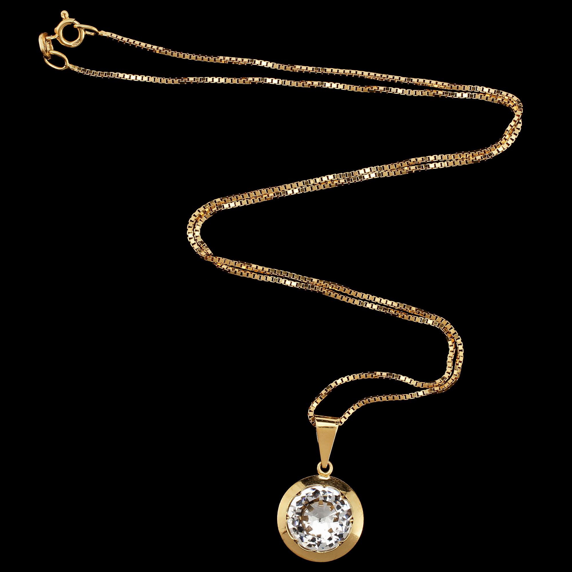 HÄNGE samt KEDJA, 18k guld samt fasettslipat glas, Köping, 1900-talets senare hälft. Tot vikt 5 g.