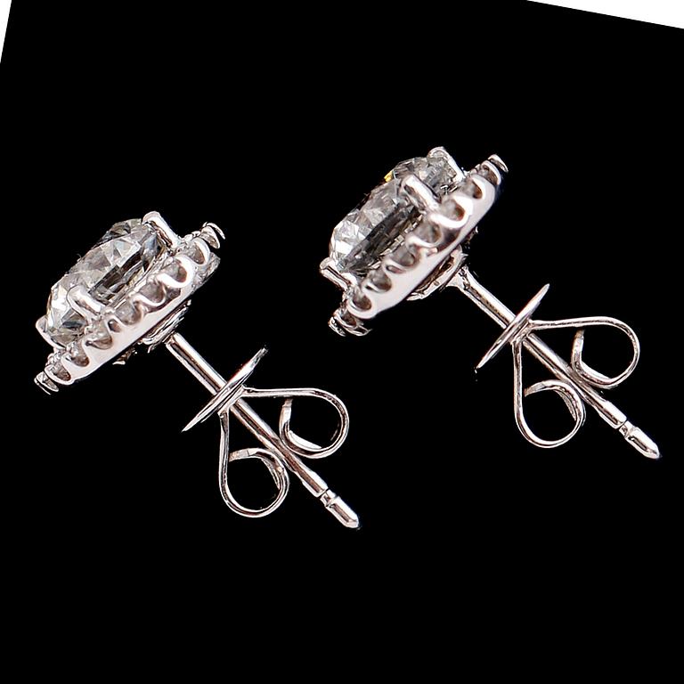 ÖRHÄNGEN, 1 par, 18 k vitguld, briljantslipde diamanter tot 2.30 ct.