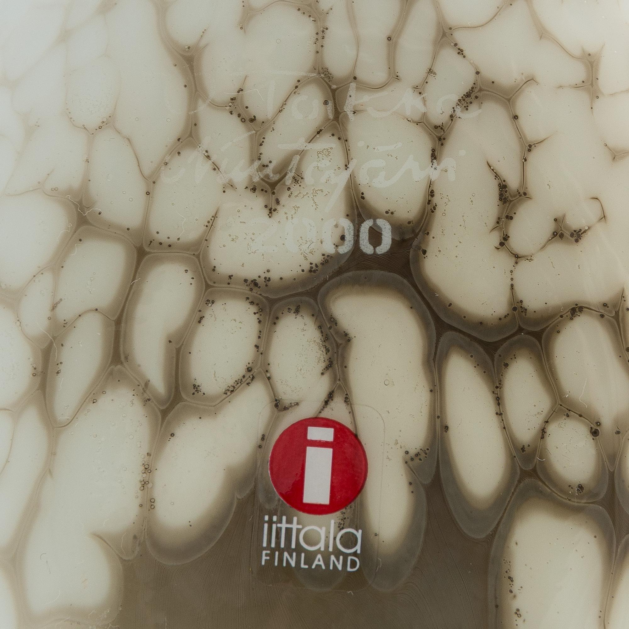 Oiva Toikka, an annual glass bird, 'Arctic tern', signed O. Toikka Nuutajärvi 2000.