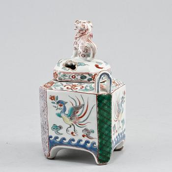 KRUKA med LOCK, porslin, Japan, 1800-tal.