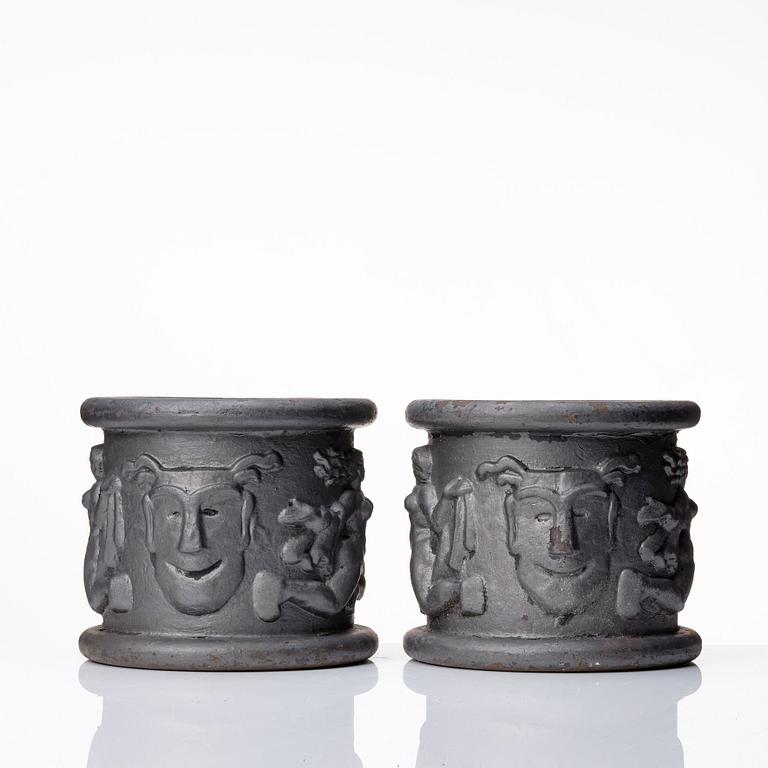 Anna Petrus, a pair of Swedish Grace cast iron garden urns 'Blomkruka nr 1', Näfveqvarns Bruk, Sweden.