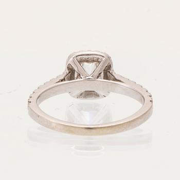 Ring 18K vitguld med en modifierad cushionslipad diamant samt runda briljantslipade diamanter.