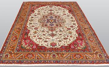A carpet, Tabriz, ca 300 x 202 cm.