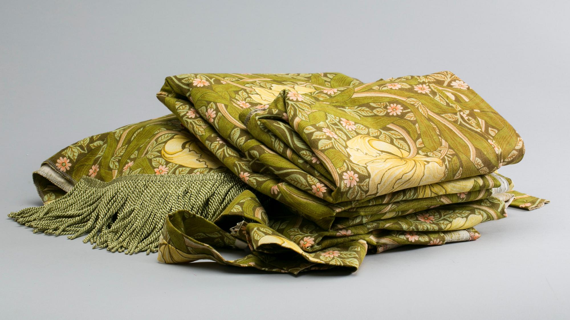 GARDINER, 5+2 längder "Pimpernel" design William Morris, tillverkade av A Sanderson, 1900-talets andra hälft.