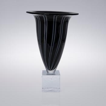 TARU SYRJÄNEN, KONSTGLAS. "Mars", sign. Taru Syrjänen 1998.