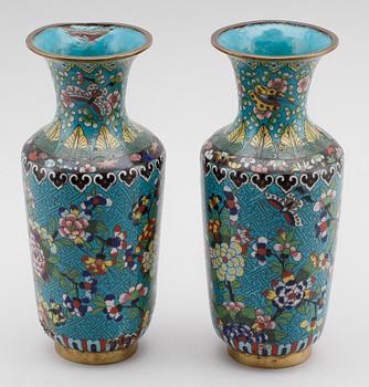 VASER, 1 par, cloisonné, Kina, 1900-talets första hälft.