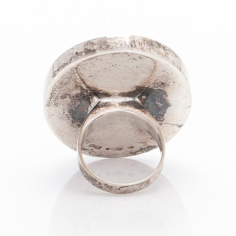 Ring, sterlingsilver och onyx, Urpo Kajander, Kaunis Koru.