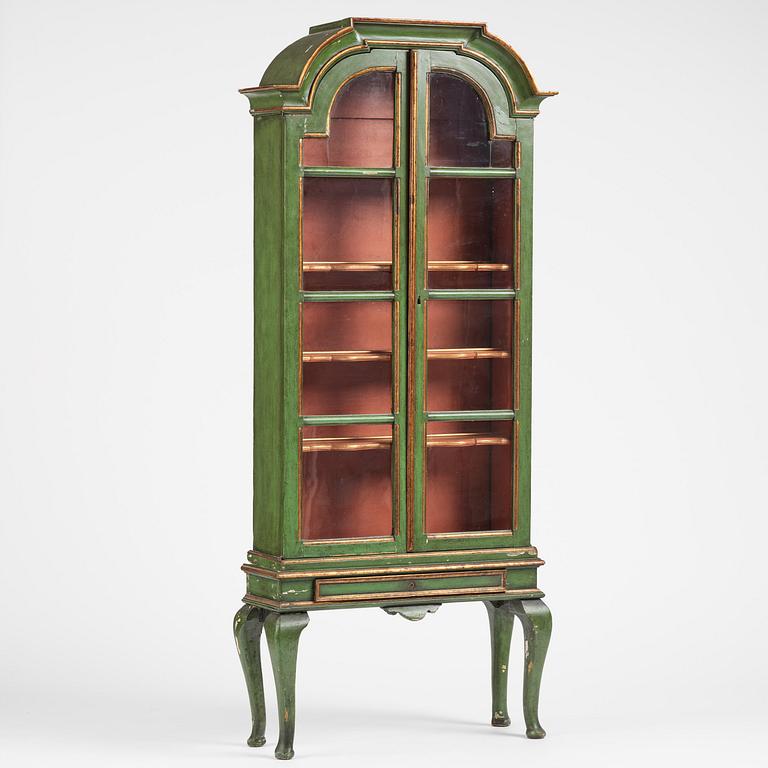 Vitrinskåp, Sverige, 1700-talets andra hälft, Rokoko.