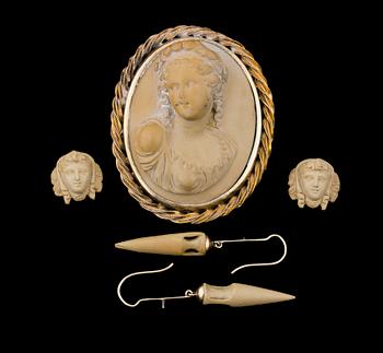 BROSCH samt ÖRHÄNGEN, lavasten och 14 k guld, 1800-tal, Italien.