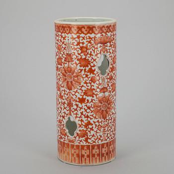 PERUKSTOCK / HATTSTÄLL, porslin, Kina, omkring 1900.