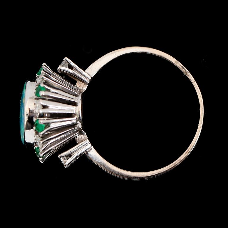 RING, 18K vitguld, opal, briljantslipade diamanter och smaragder.