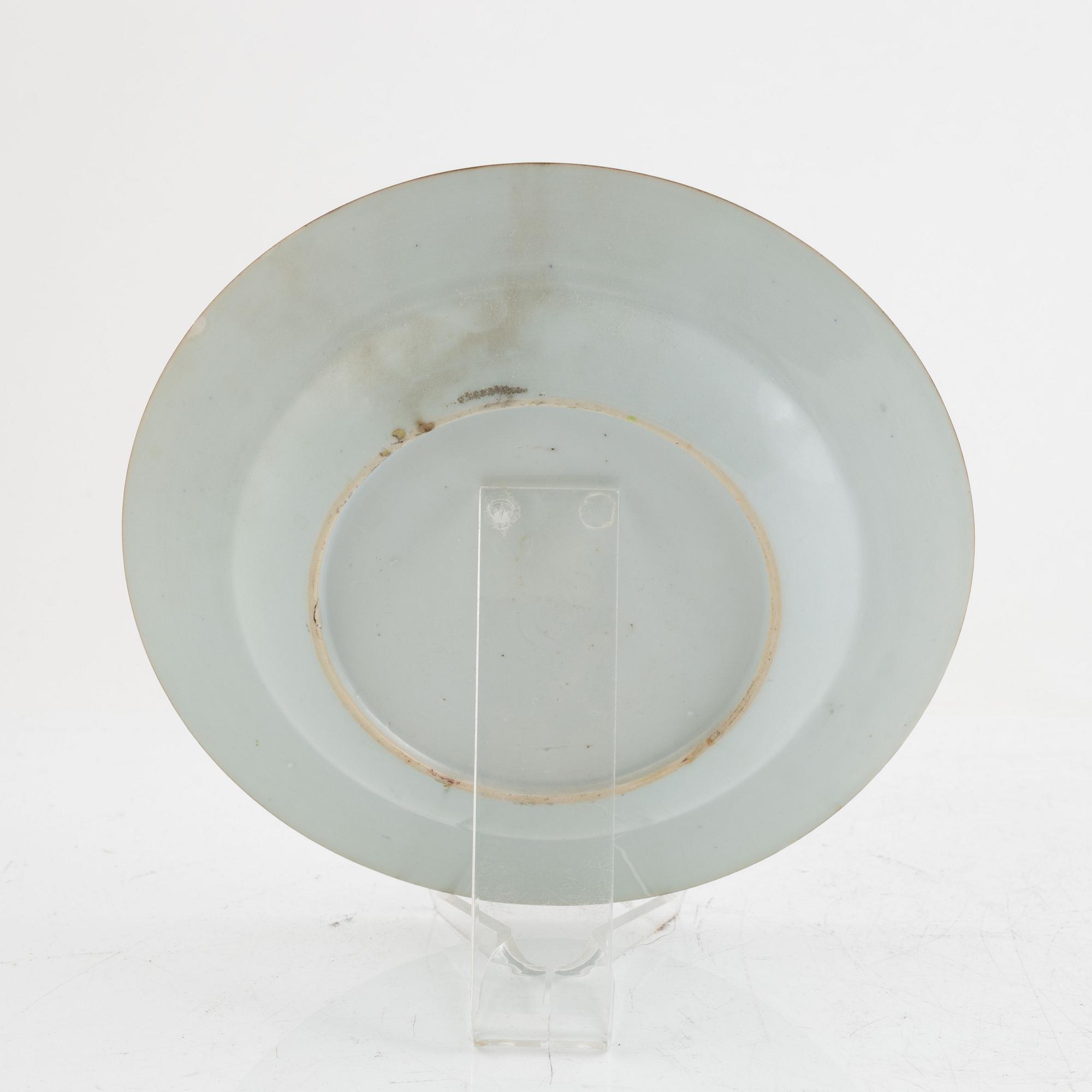 Three Famille Rose plates and two serving dishes, export porcelain, China, Yongcheng/Qianlong, 18th century.