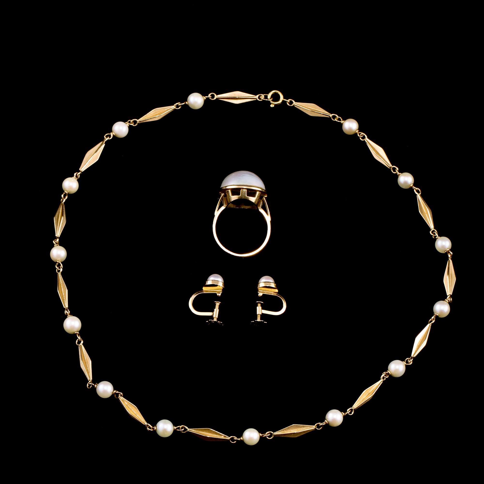 COLLIER, ÖRHÄNGEN SAMT RING, 18k guld samt odlade pärlor, delvis Jack Snarberg, Stockholm. Vikt 24 g.