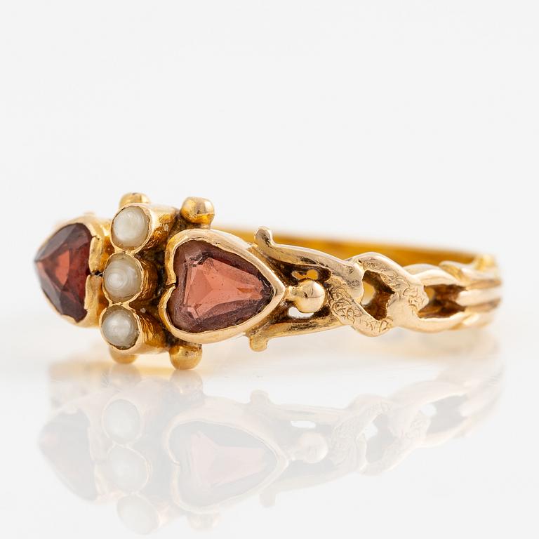 Ring 23K gold with garnets and pearls.