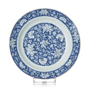 1352. A blue and white 'reverse decorated' serving dish, Qing dynasty, Kangxi (1662-1722).