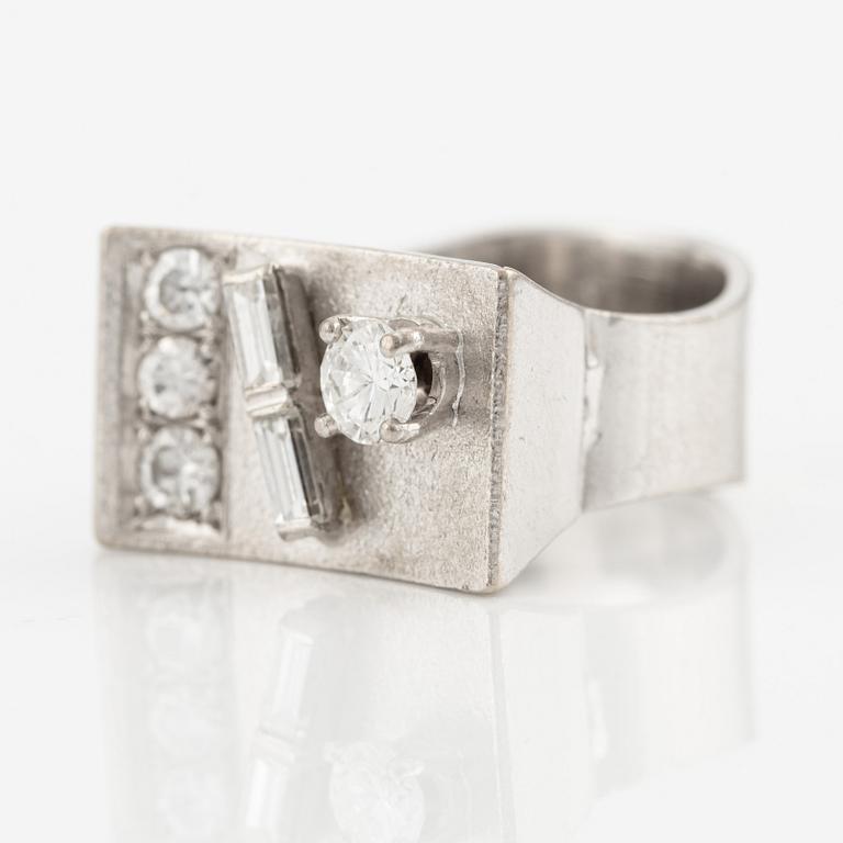 Ring, Elon Arenhill, 18K vitguld med baguette- och briljantslipade diamanter totalt ca 0.85 ct.