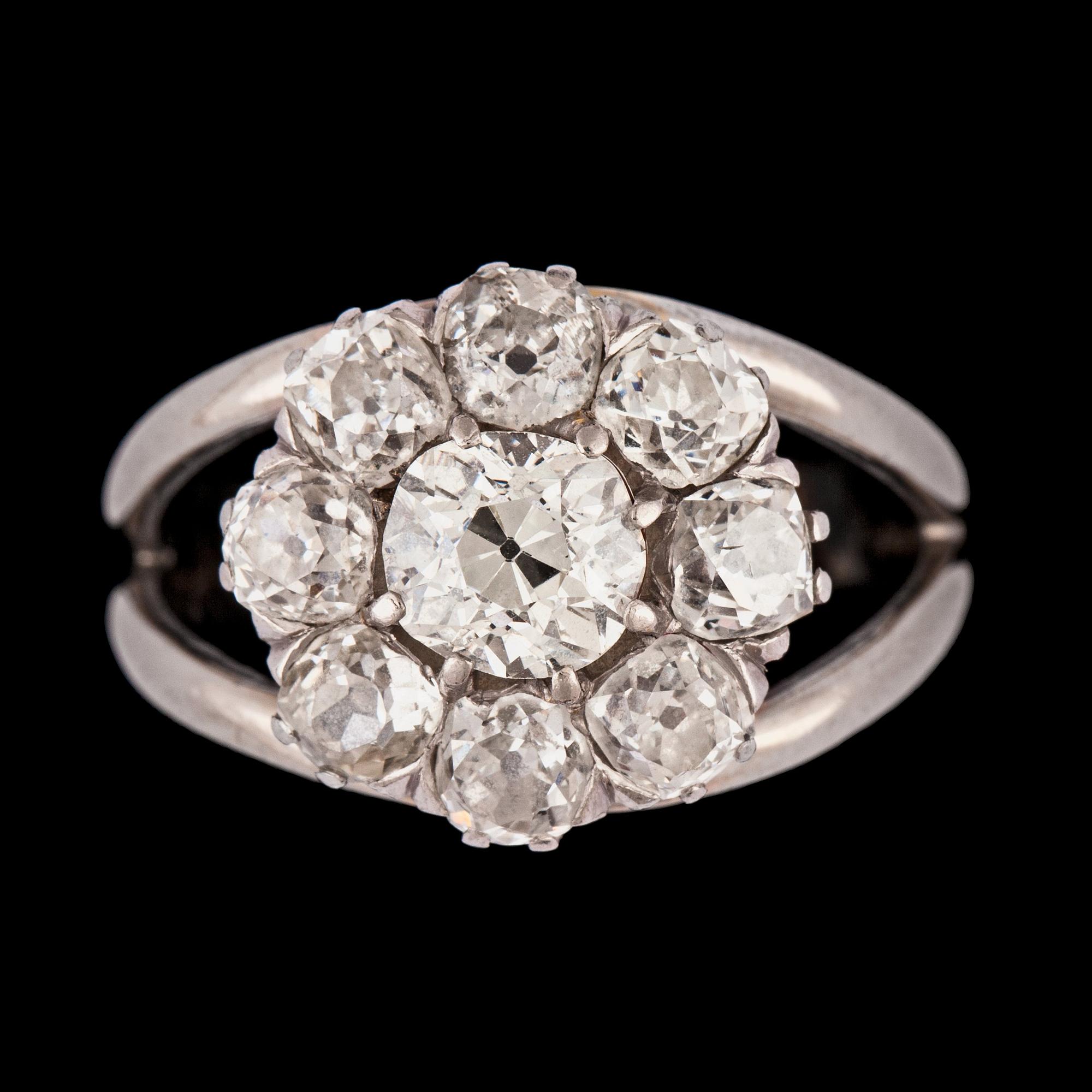 RING, 18k vitguld med gammalslipade diamanter, totalt ca 2.60 ct. Vikt ca 8g.
