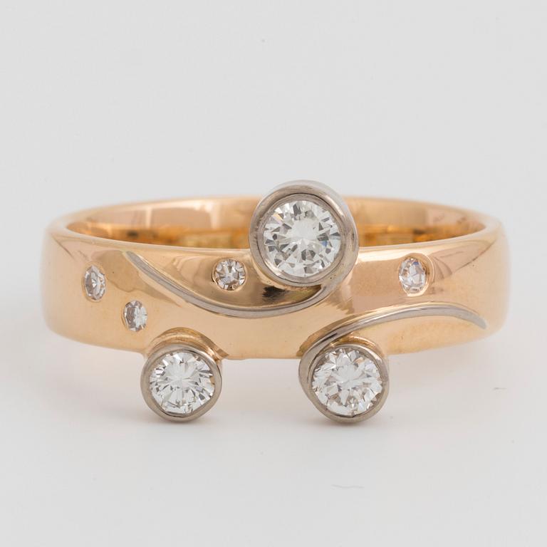 PERNLOS, Ring med diamanter.