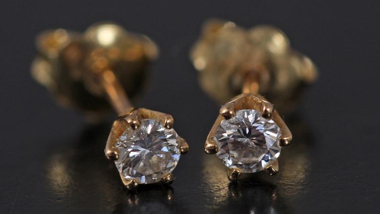 ÖRHÄNGE, ett par. 18 K guld med diamanter tot 0.2 ct.