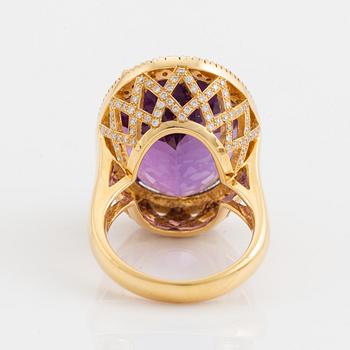 Cocktailring, med oval fasettslipad ametist med briljantslipade diamanter.