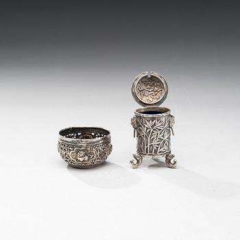 SENAPSBURK OCH SALTKAR, silver, Kina, Shanghai, sekelskiftet 1800/1900. Tot. vikt c. 88 g.