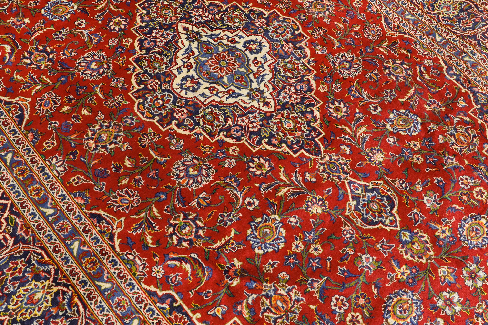 A carpet, Kashan, ca 355 x 248 cm.