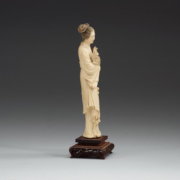 A carved ivory figure of an elegant lady and her dog, Qing dynasty (1644-1912).