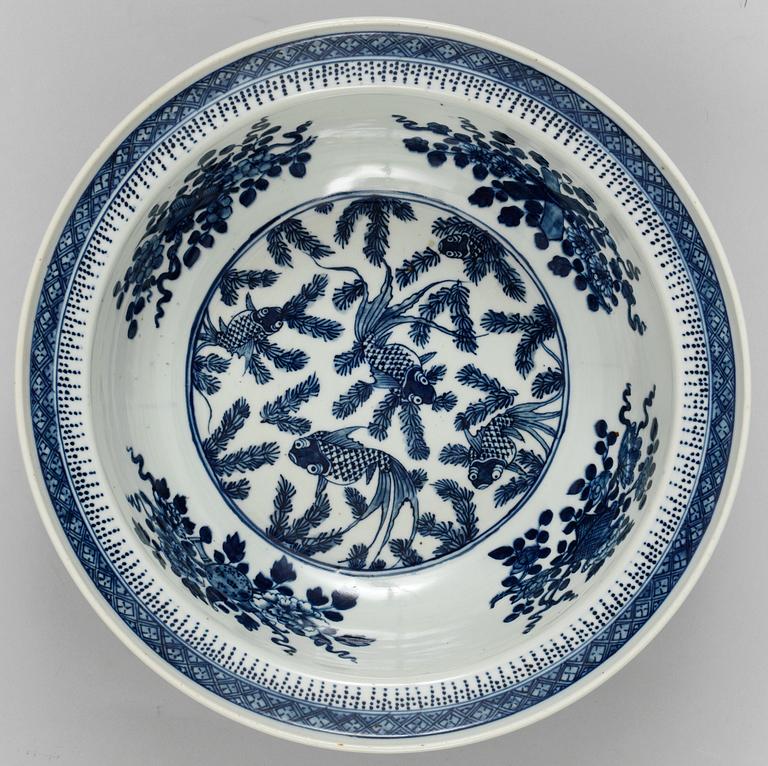 A blue and white basin, Qing dynasty.